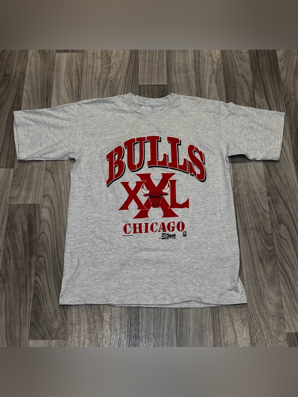 SIZE LARGE MENS VINTAGE 90’s SALEM SPORTSWEAR CHICAGO BULLS SINGLE STITCH SHIRT